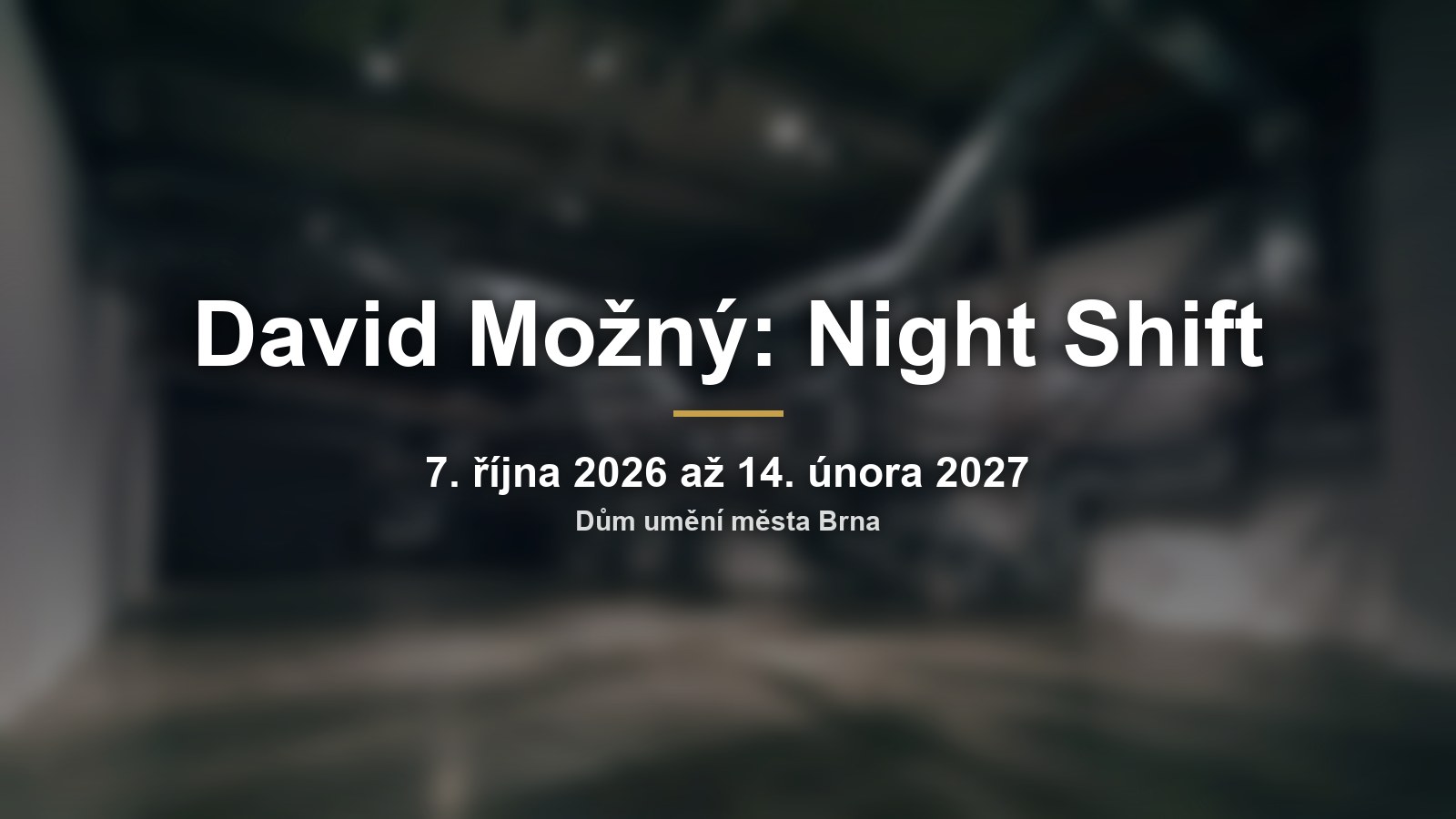 Rozmazaná průmyslová instalace v galerii s nápisem David Možný: Night Shift