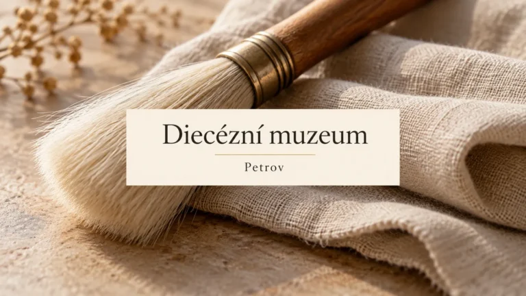Jemný restaurátorský štětec na neutrálním plátně, titulek Diecézní muzeum – Petrov