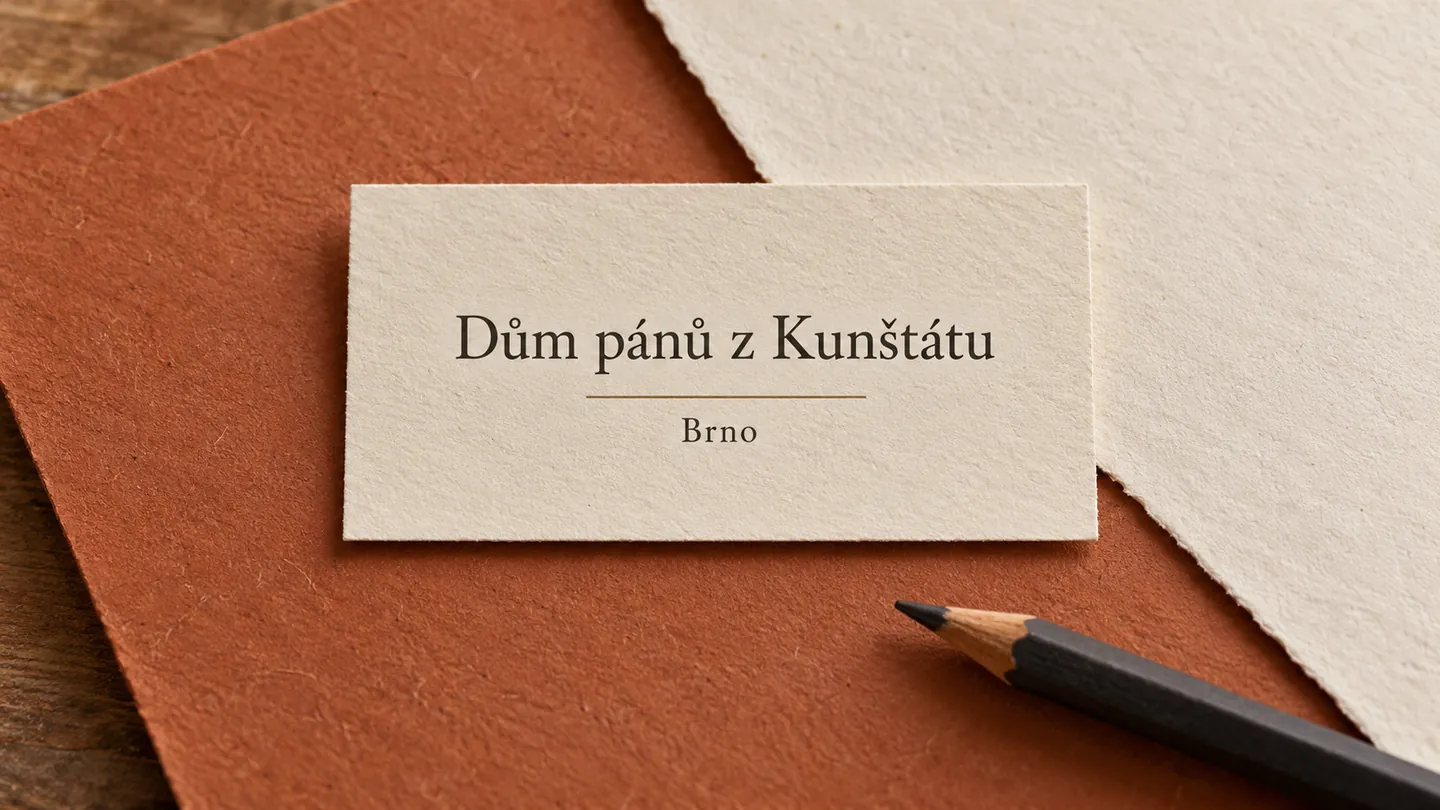 Papírové barevné vzorky a tužka v neutrálním zátiší, titulek Dům pánů z Kunštátu – Brno