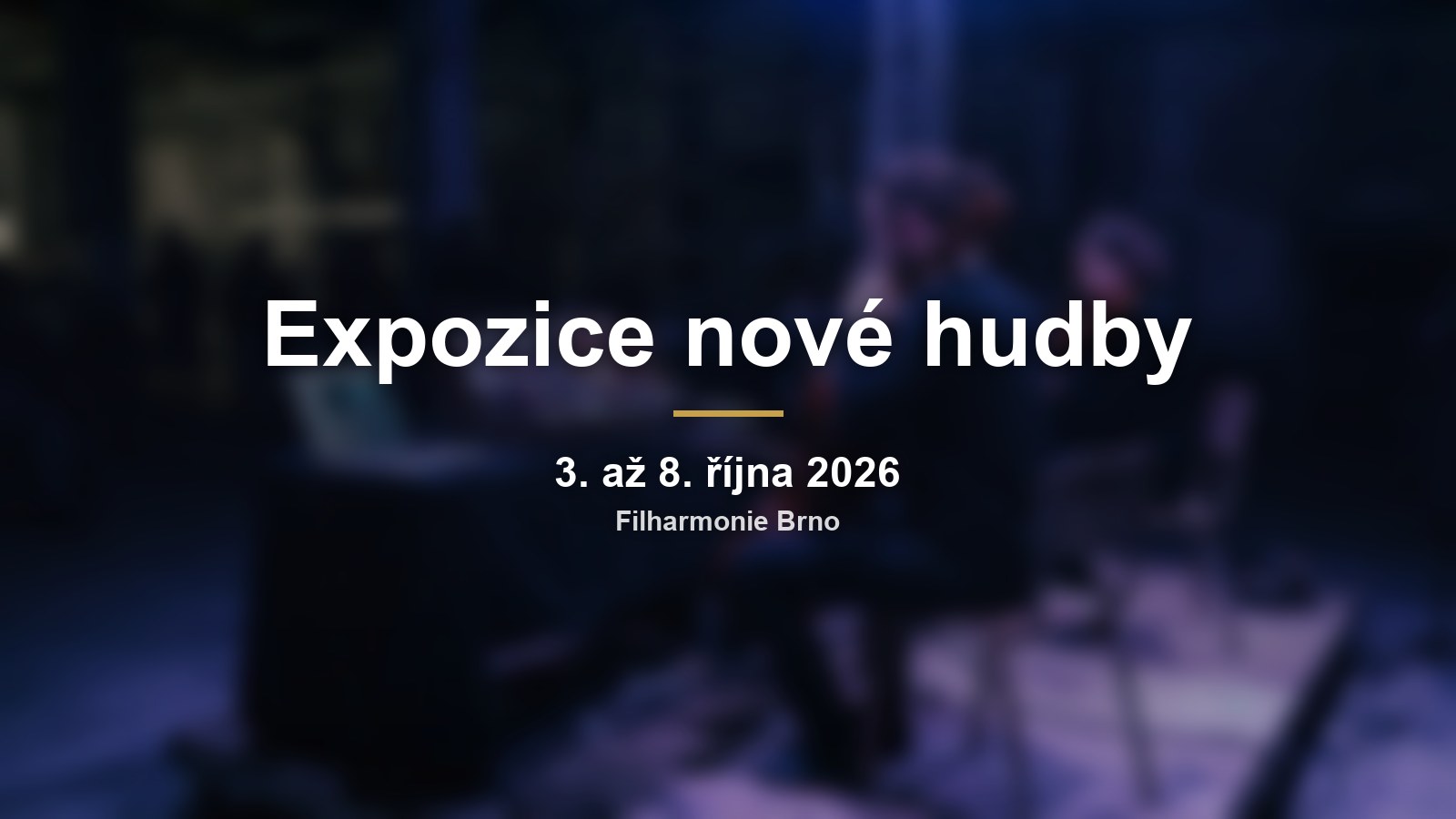 Rozmazaný koncert soudobé hudby s nápisem Expozice nové hudby a termínem