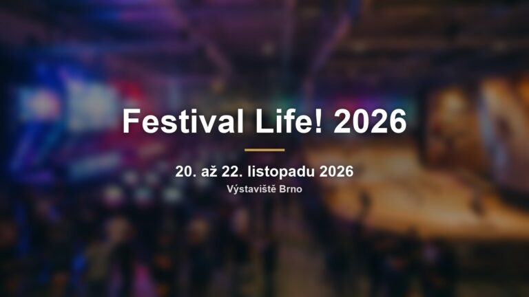 Rozmazaná hala s esportovým pódiem a nápisem Festival Life! 2026