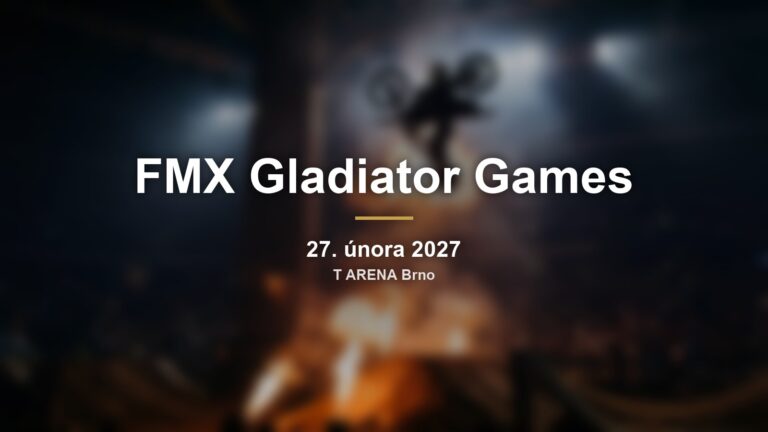 Rozmazaný skok motorkáře v aréně s nápisem FMX Gladiator Games