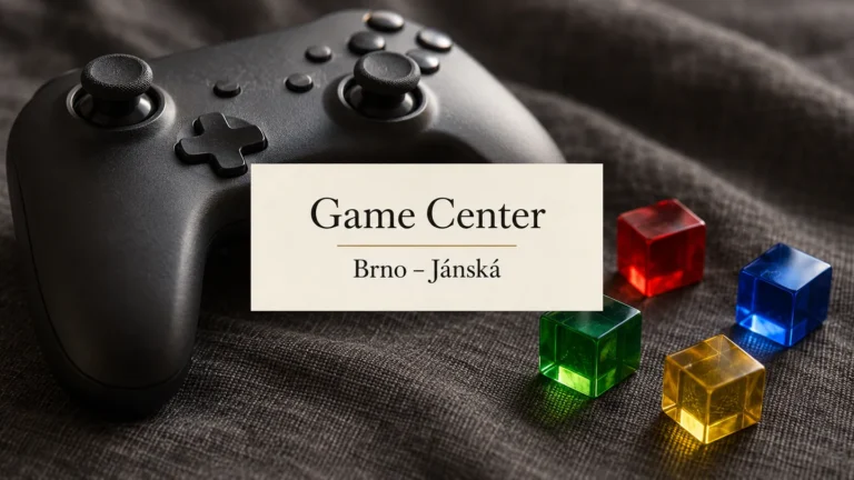 Herní ovladač a barevné průsvitné kostky na tmavé látce, titulek Game Center – Brno-Jánská