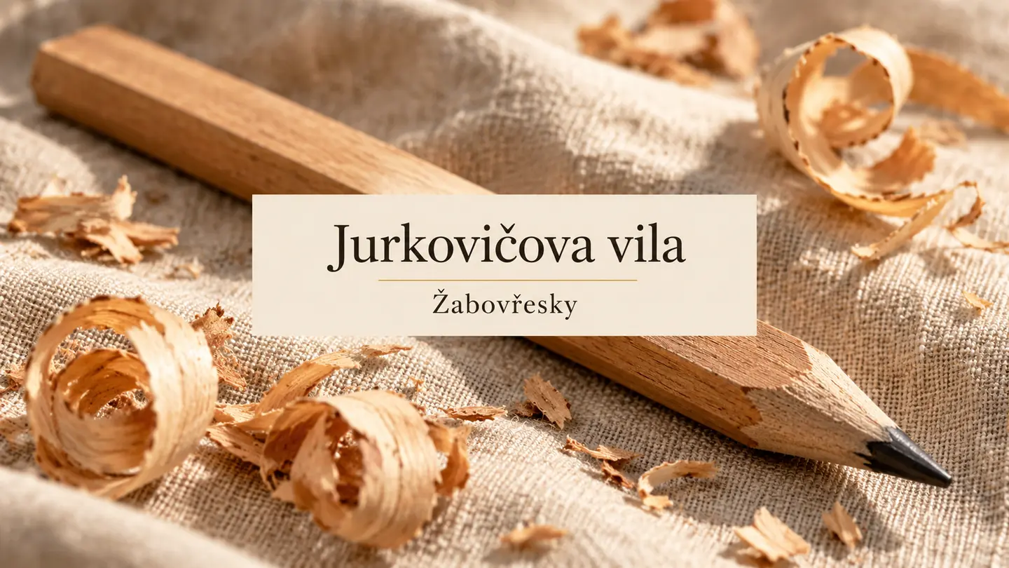 Dřevěná tužka a hobliny na neutrálním podkladu, titulek Jurkovičova vila – Žabovřesky