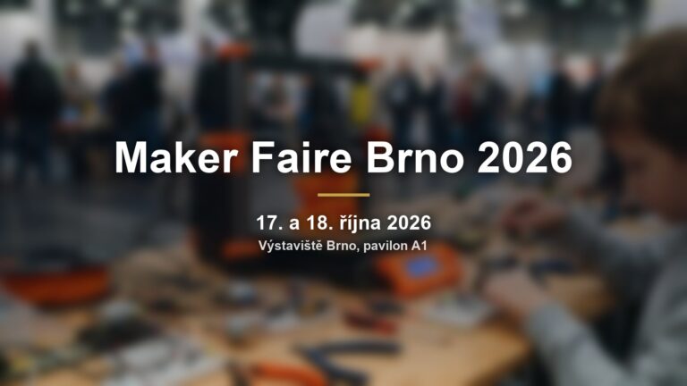 Rozmazaná dílna s 3D tiskárnou a nápisem Maker Faire Brno 2026