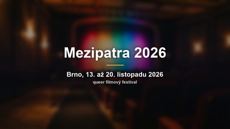 Rozmazaný kinosál s barevnou oponou a nápisem Mezipatra 2026