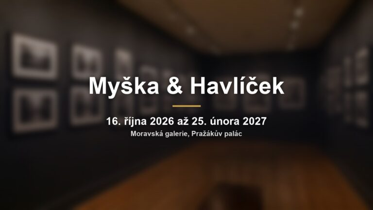 Rozmazaná galerie s fotografiemi a grafikami a nápisem Myška & Havlíček