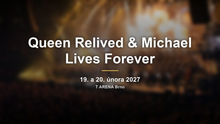 Rozmazané koncertní pódium s orchestrem a nápisem Queen Relived a Michael Lives Forever