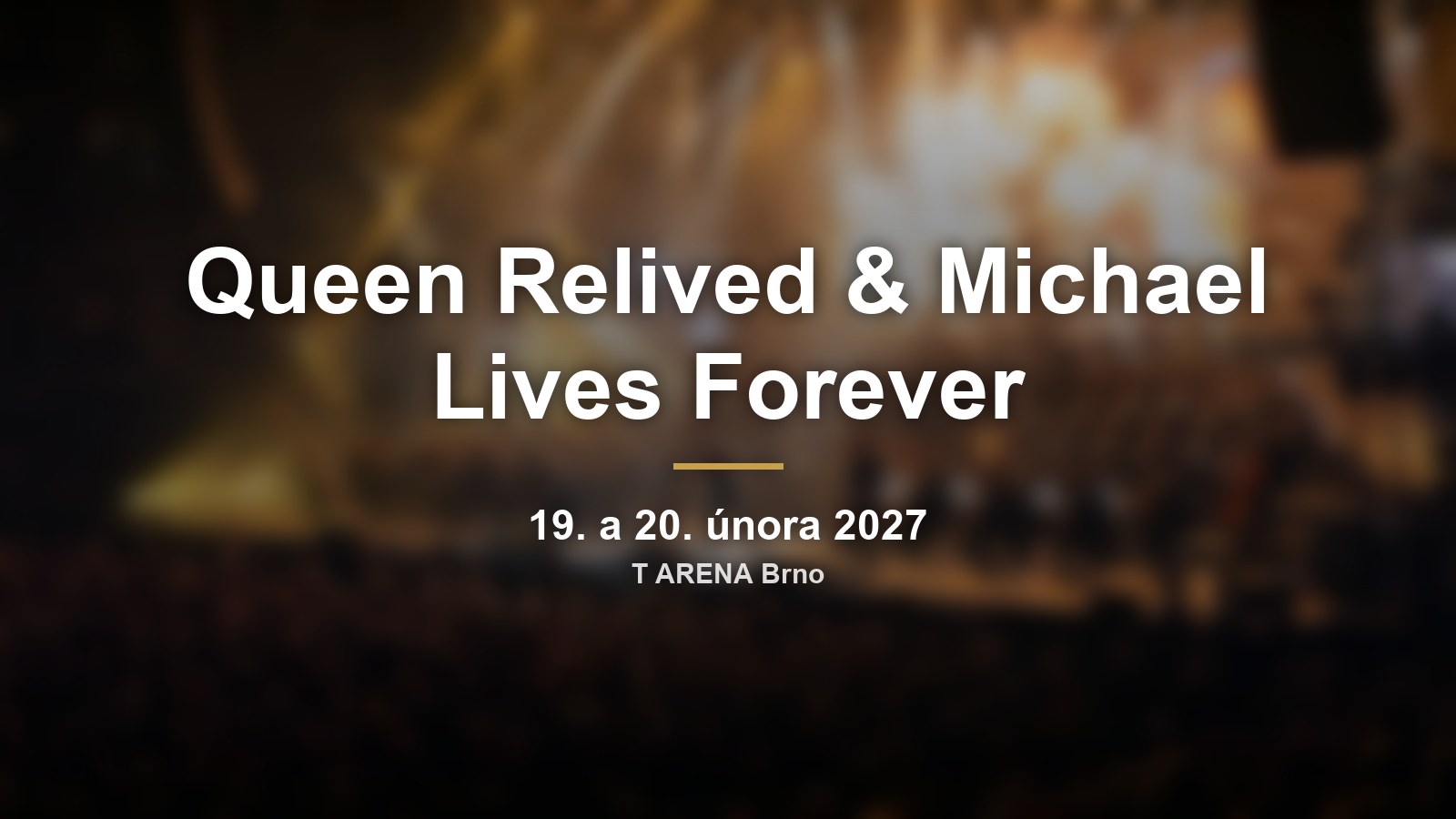 Rozmazané koncertní pódium s orchestrem a nápisem Queen Relived a Michael Lives Forever