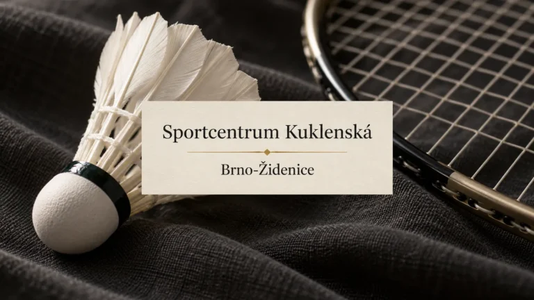 Badmintonový míček a detail výpletu rakety na tmavém plátně, titulek Sportcentrum Kuklenská – Brno-Židenice