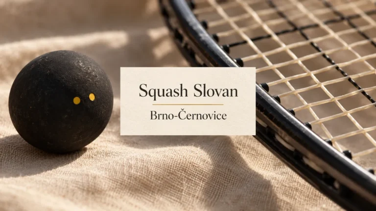 Černý squashový míček se dvěma žlutými tečkami a detail výpletu, titulek Squash Slovan – Brno-Černovice