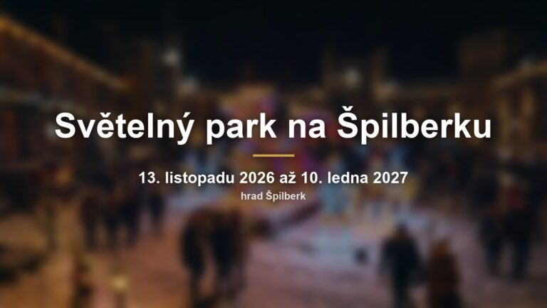 Rozmazané světelné instalace na hradě s nápisem Světelný park na Špilberku