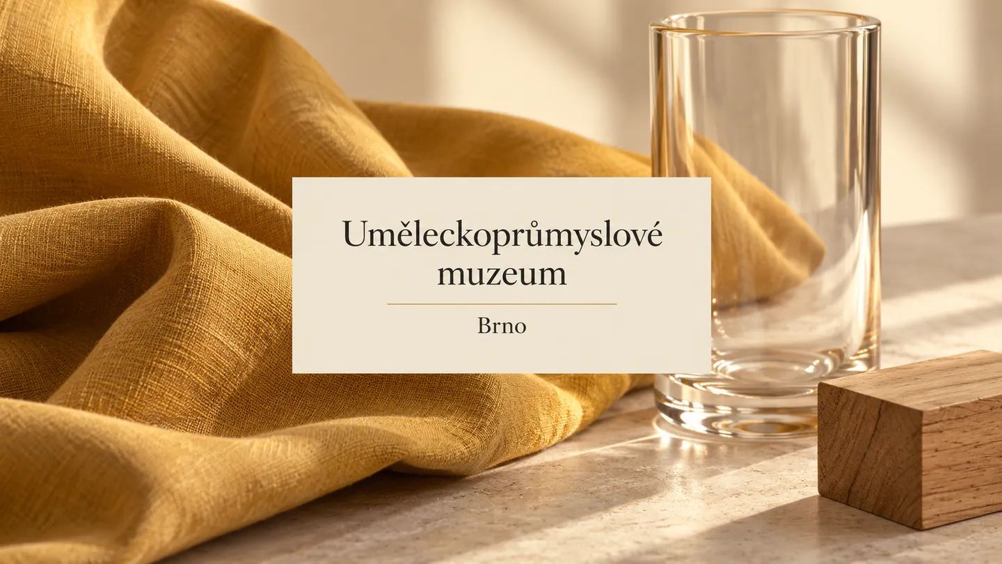 Prostá látka, skleněný válec a dřevěný hranol na neutrálním podkladu, titulek Uměleckoprůmyslové muzeum – Brno