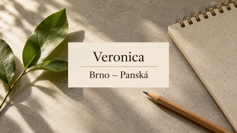 Zelený list, tužka a prázdný recyklovaný zápisník, titulek Veronica – Brno-Panská