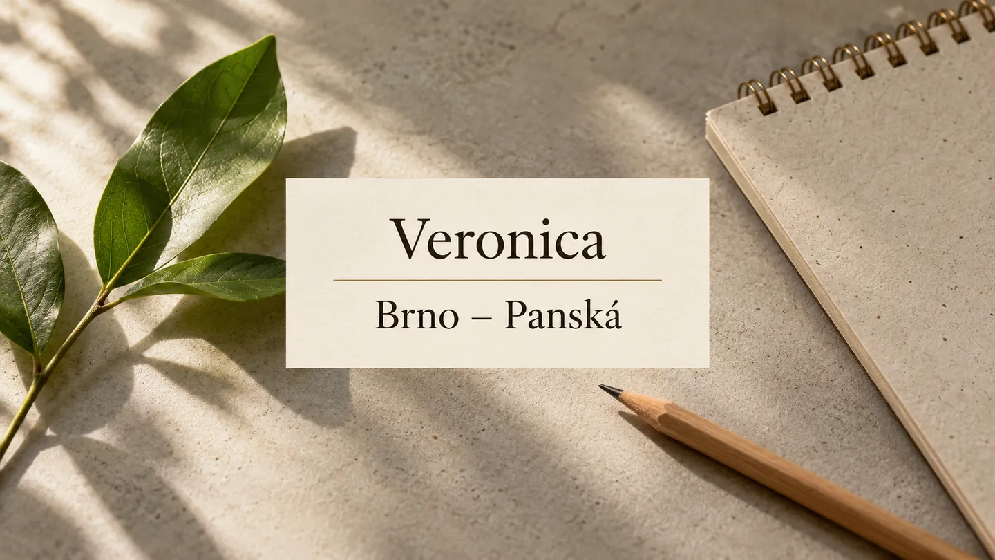 Zelený list, tužka a prázdný recyklovaný zápisník, titulek Veronica – Brno-Panská